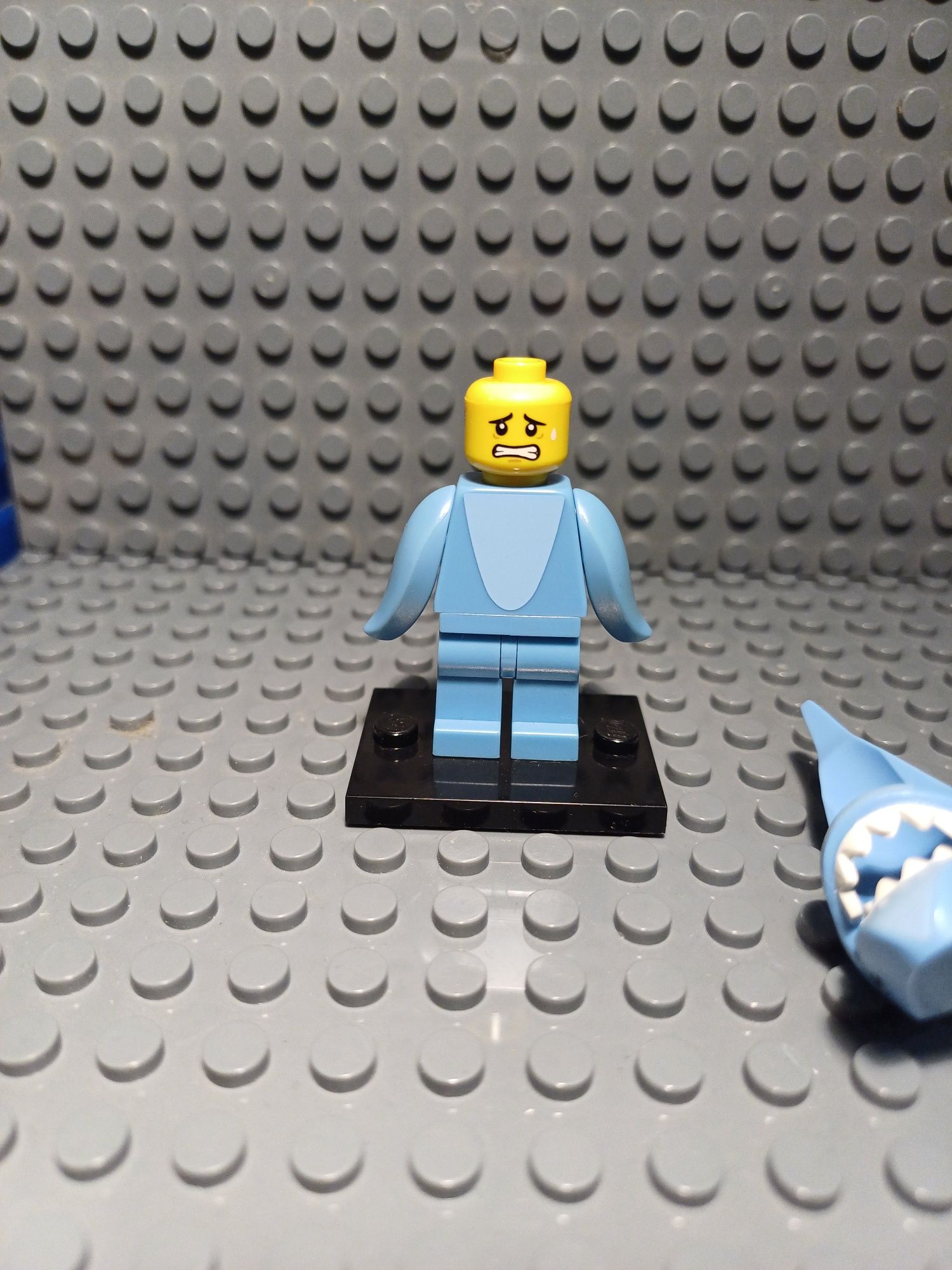 LEGO Minifigures 71011 seria 15 Shark Suit Guy
