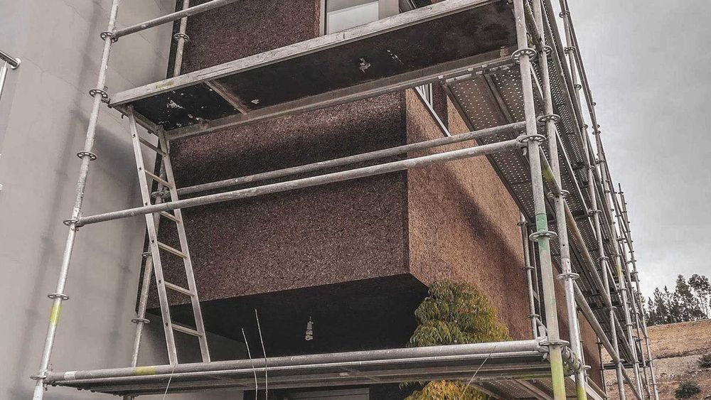 Fachadas com Aglomerado Negro de Cortiça Expandida no Exterior à Vista