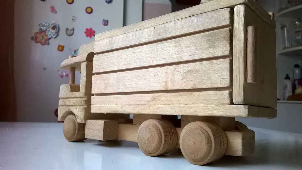 ciężarówka/skarbonka/zabawka model samochodu z drewna z czasów PRL-u