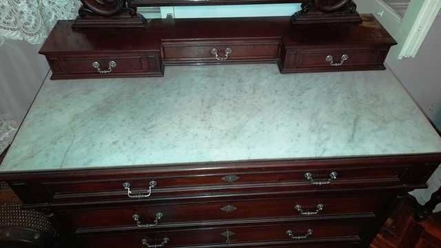 Cómoda de Mogno com Tampo de Mármore e Espelho Toucador