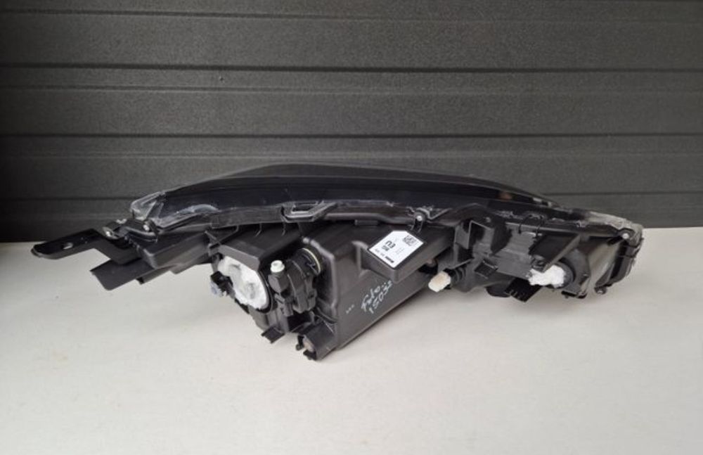 Farol esquerdo Toyota yaris cross 310