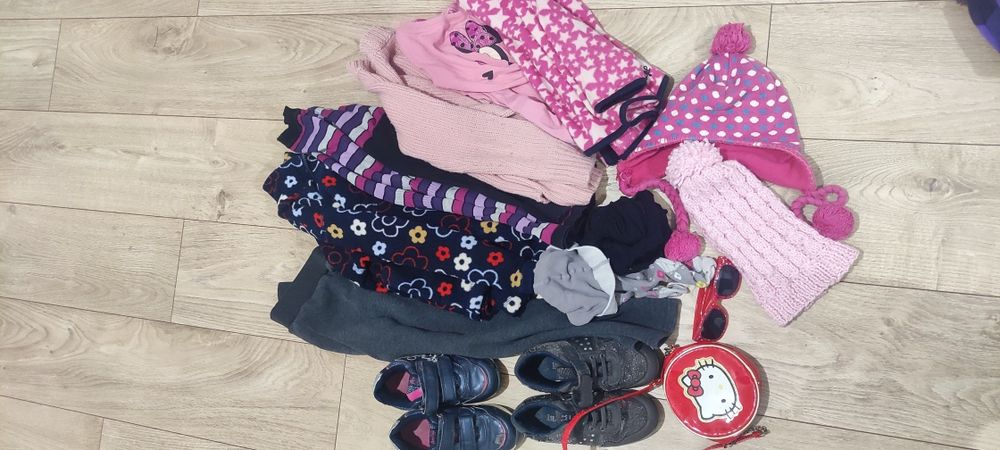 Paka ubrań dla dziewczynki rozmiar 104 do 122  buty 30
Stan dostateczn