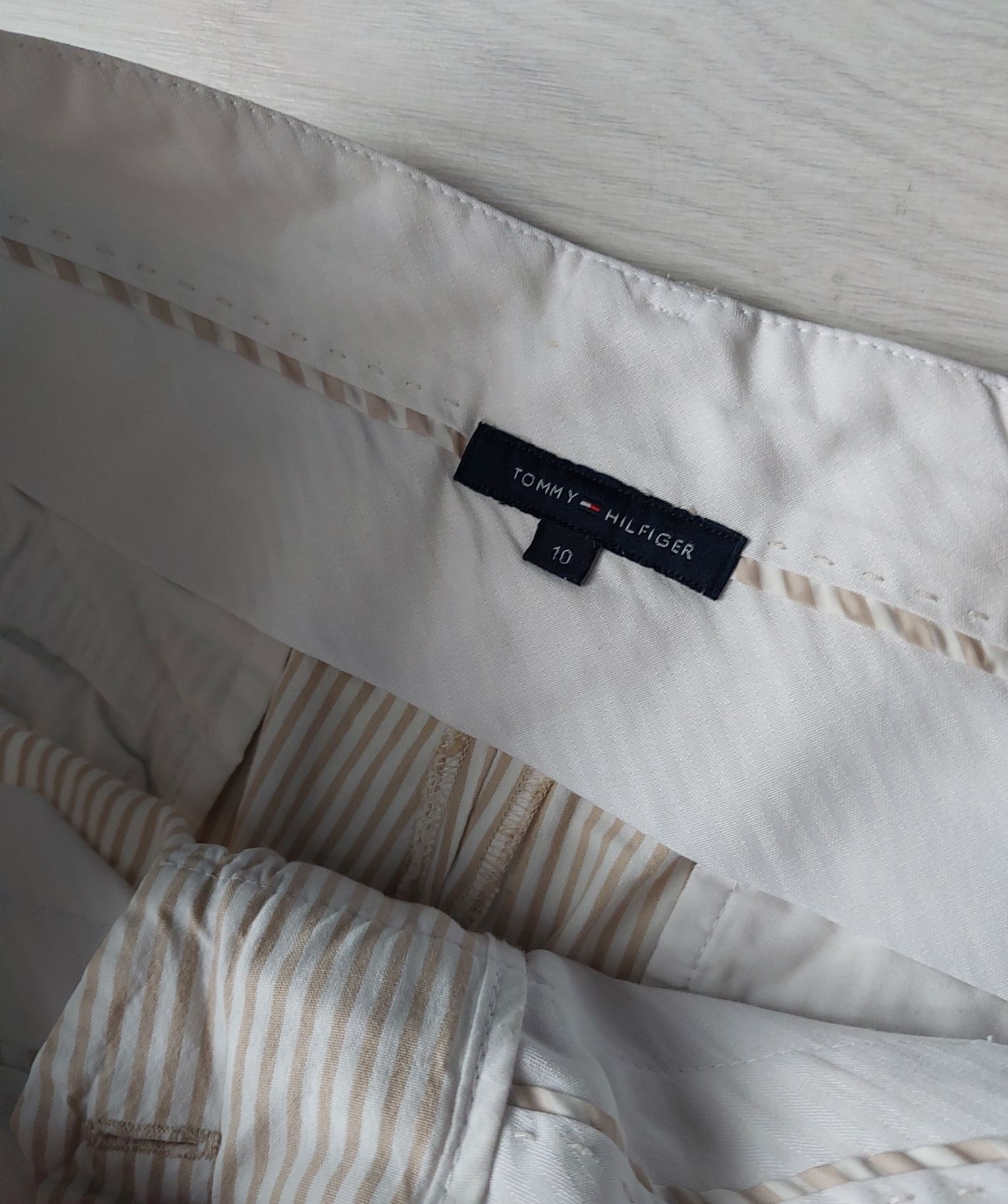 Spodnie chinosy do kostek cygaretki w prążek Tommy Hilfiger damskie