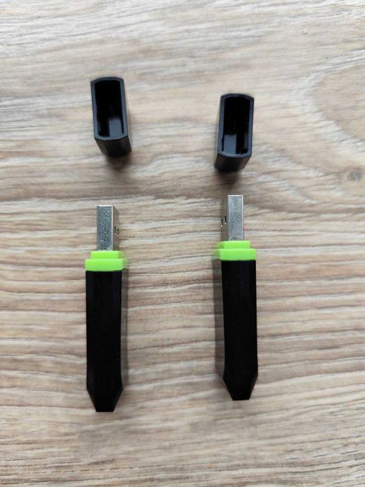 Дві USB-флешки по 16 ГБ. Продаю разом — ціна за 2 штуки.