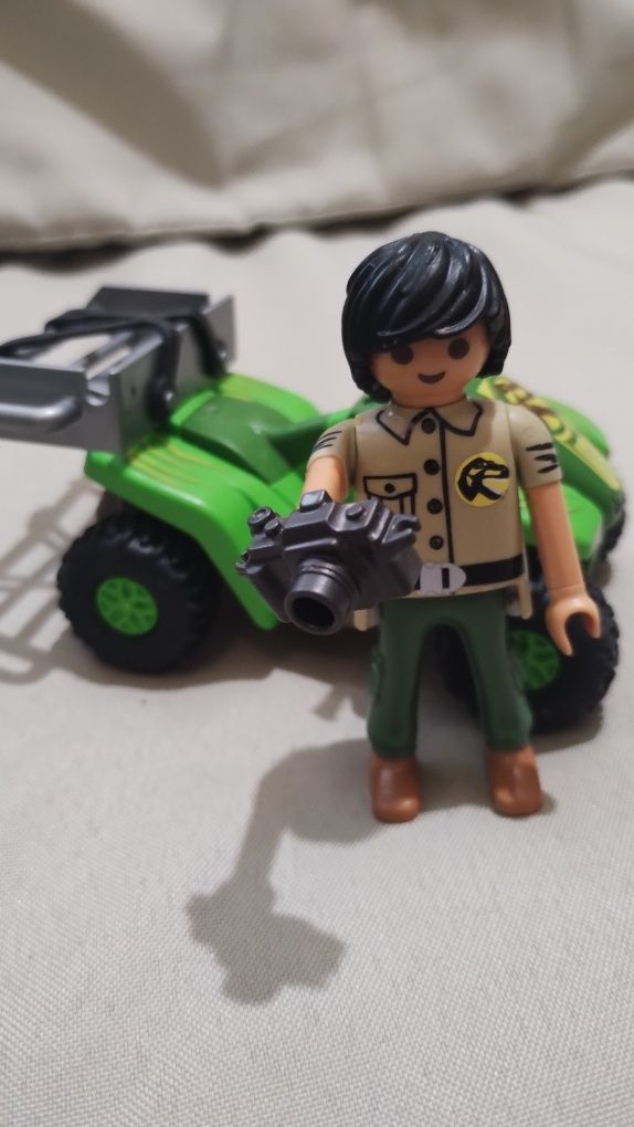 Zestaw Playmobil tyranozaur 22cm, quad, figurka chłopaka z aparatem