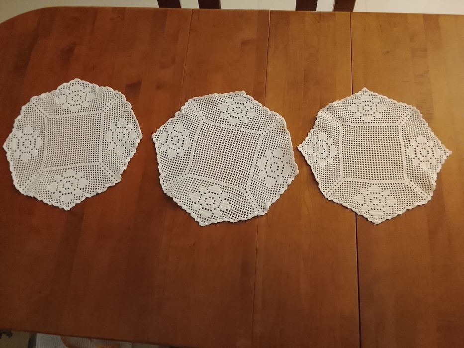 Conjunto de três naperons em crochê feitos á mão