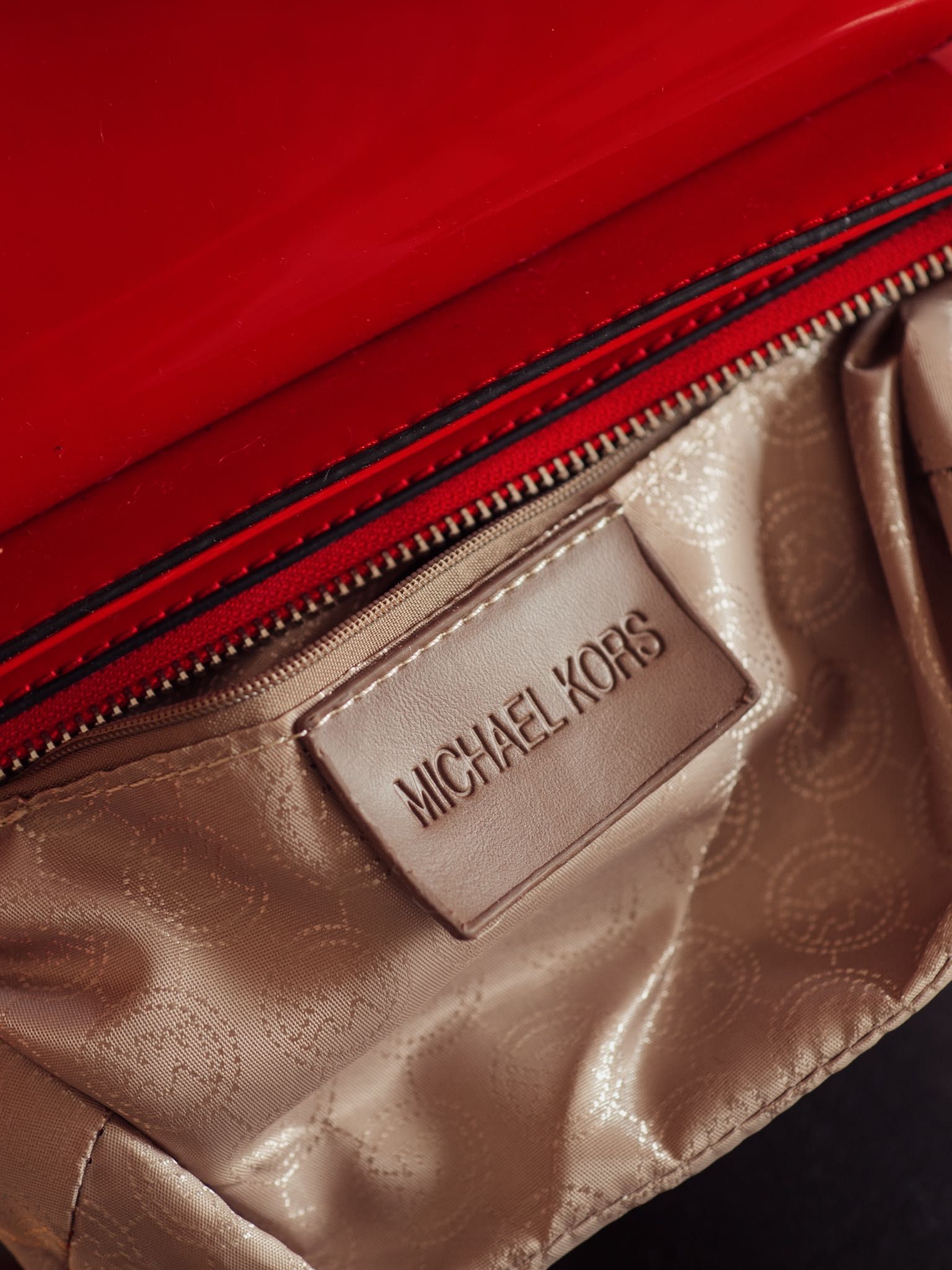 Жіноча маленька лакована червона сумка Michael Kors