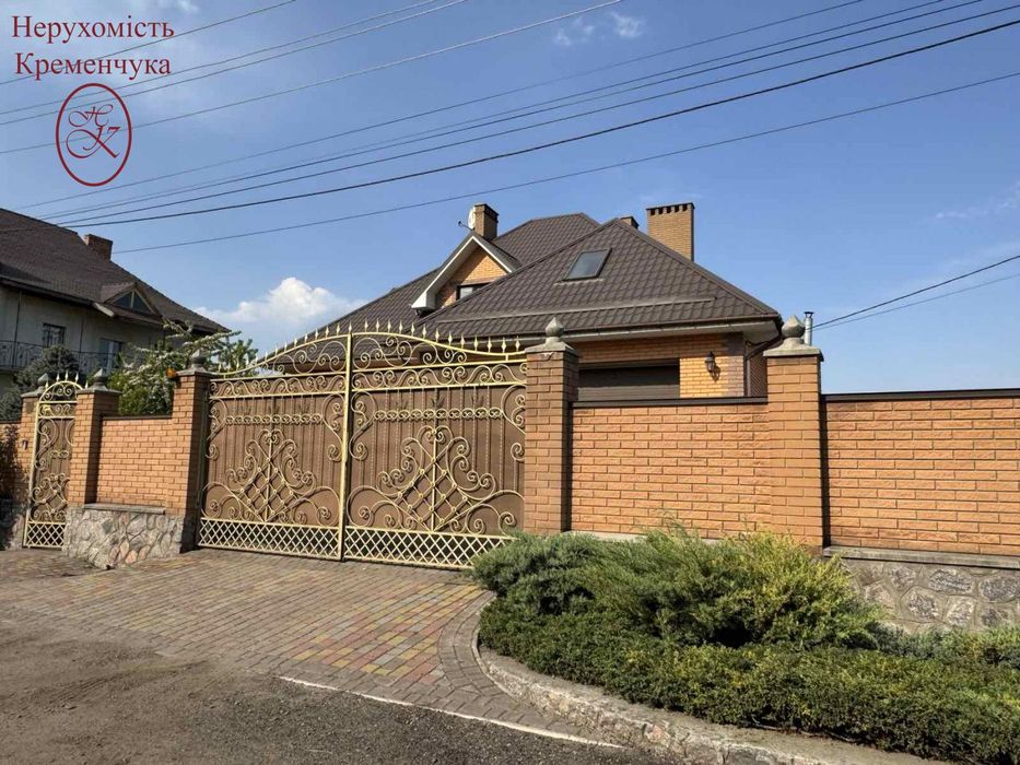 Продаж просторий та сучасний будинок комфорт-класу.