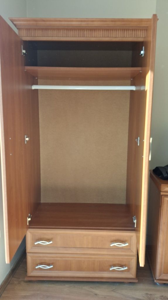 Elegancka szafa drewniana 

202x100x93 cm