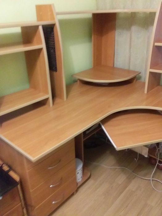 Комп'ютерній стіл