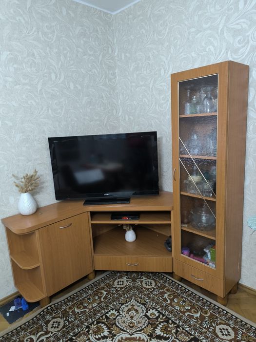 Szafka pod telewizor z witryną i biurko