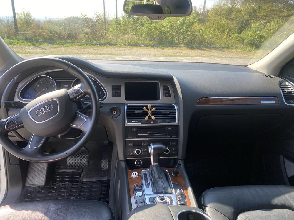 Автомобіль ауді Q7