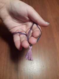 Colar de fios elásticos (azul e lilás) c/ pendente de linha lilás.2,50