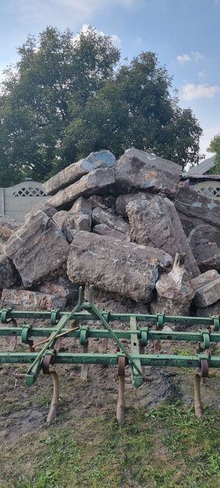Gruz duze głazy po fundamencie szklarniowym