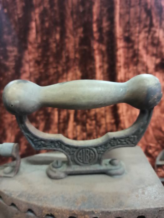 Ferro de engomar antigo a carvão