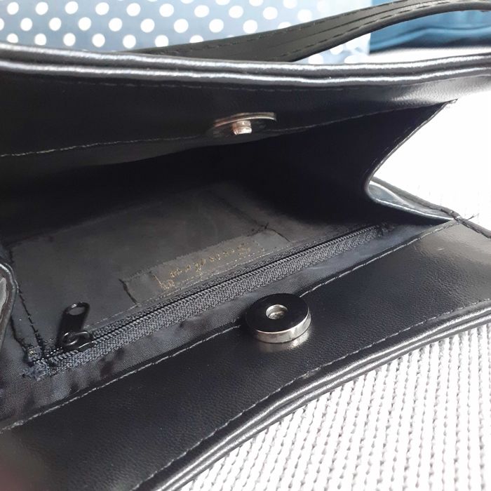 Mała czarna prosta torebka skórzana