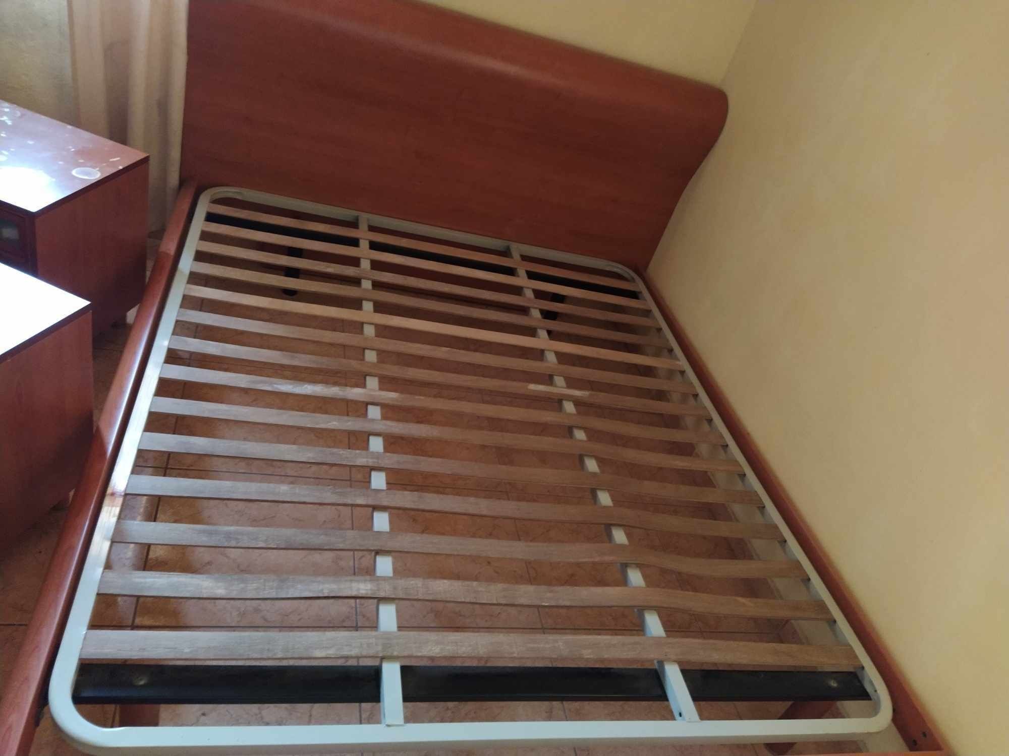 cama com estrado + 2 mesinhas de cabeceira