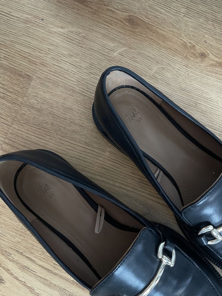 Czarne mokasyny z klamra 39 h&m