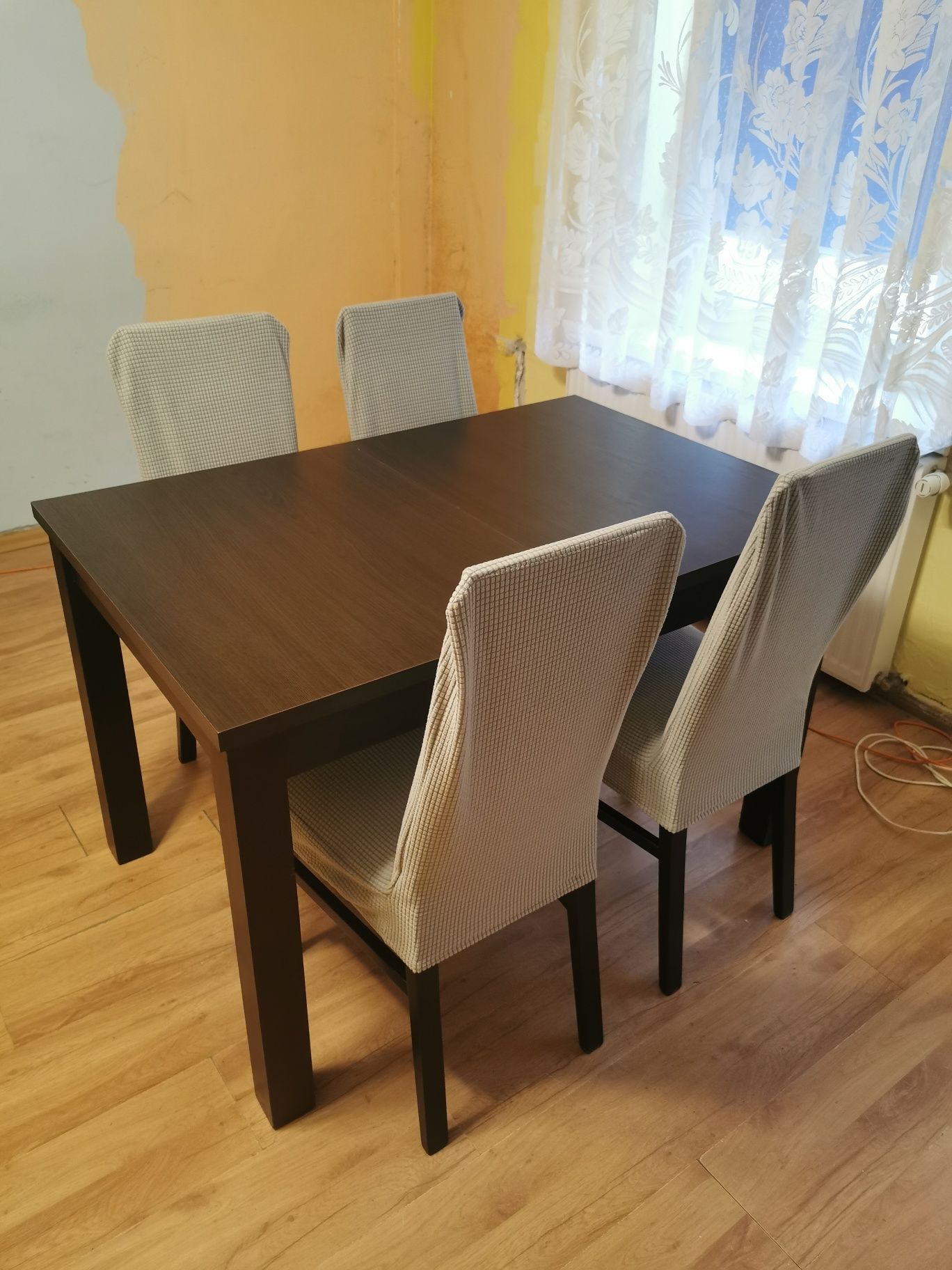Stół 120/160 szer. 80 plus 4 krzesła
