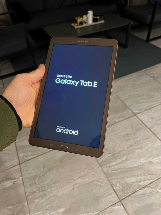 Планшет Samsung SM-T561