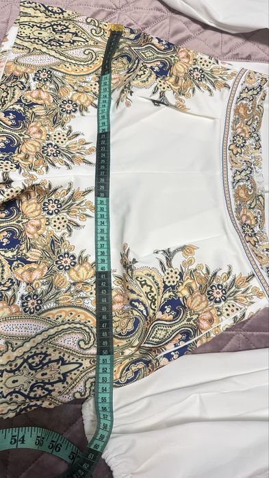 Нарядний костюм білий з принтом