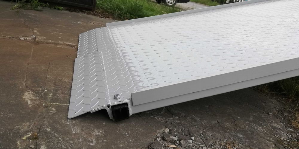 Dwuczęściowy podjazd rampa  najazdowa 220x90 cm. 1 Tona