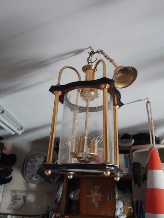 Candeeiro, ferro, agrafador CTT, cadeiras