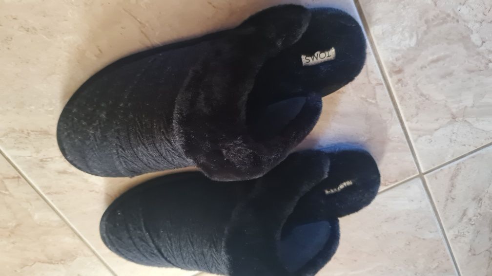 Kapcie damskie TOMS R38 kryte z futerkiem naturalnym