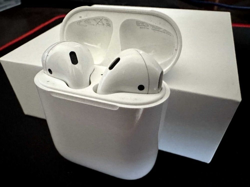 Наушники Apple AirPods with Charging Case (MV7N2RU/A/MV7N2TY/A)