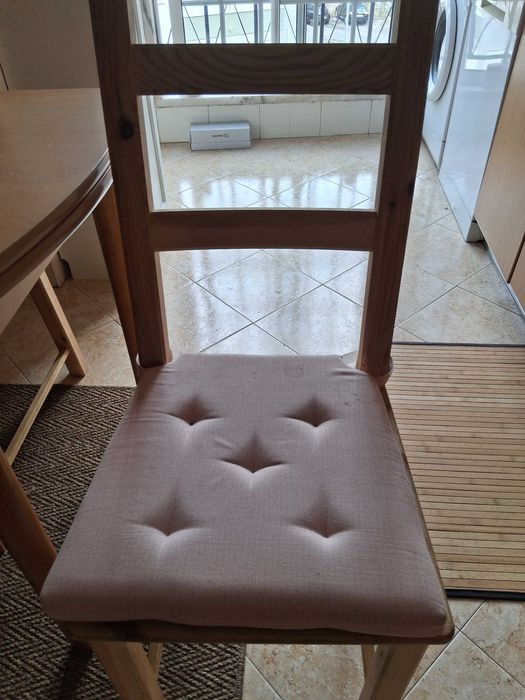 Vendo mesa de cozinha com 4 cadeiras