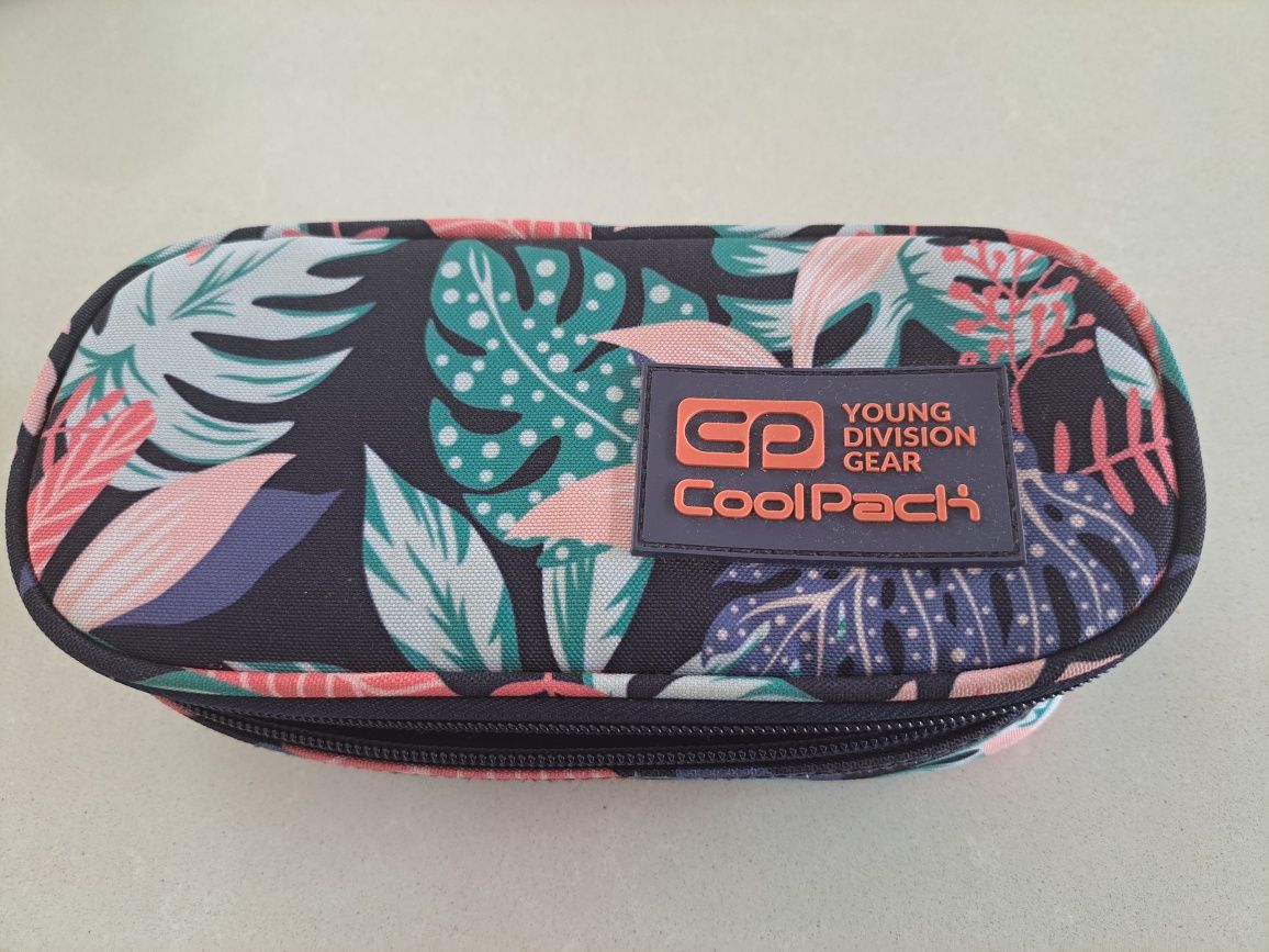 Pojemny piórnik w kwiatki CoolPack