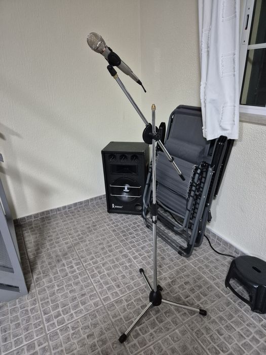 Colunas boost mais amplificador mesa de mistura e microfone