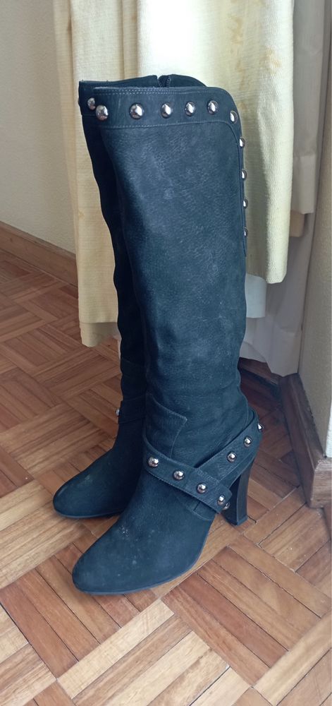 Botas em pele gravada com tachas