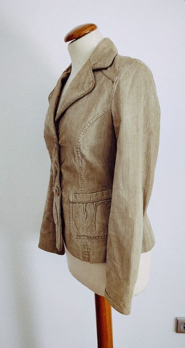 Casaco Bombazina Bege - Massimo Dutti - S

- Tamanho 38 (S)

Os portes