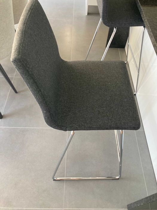 Banco alto cromado cinza escuro novo