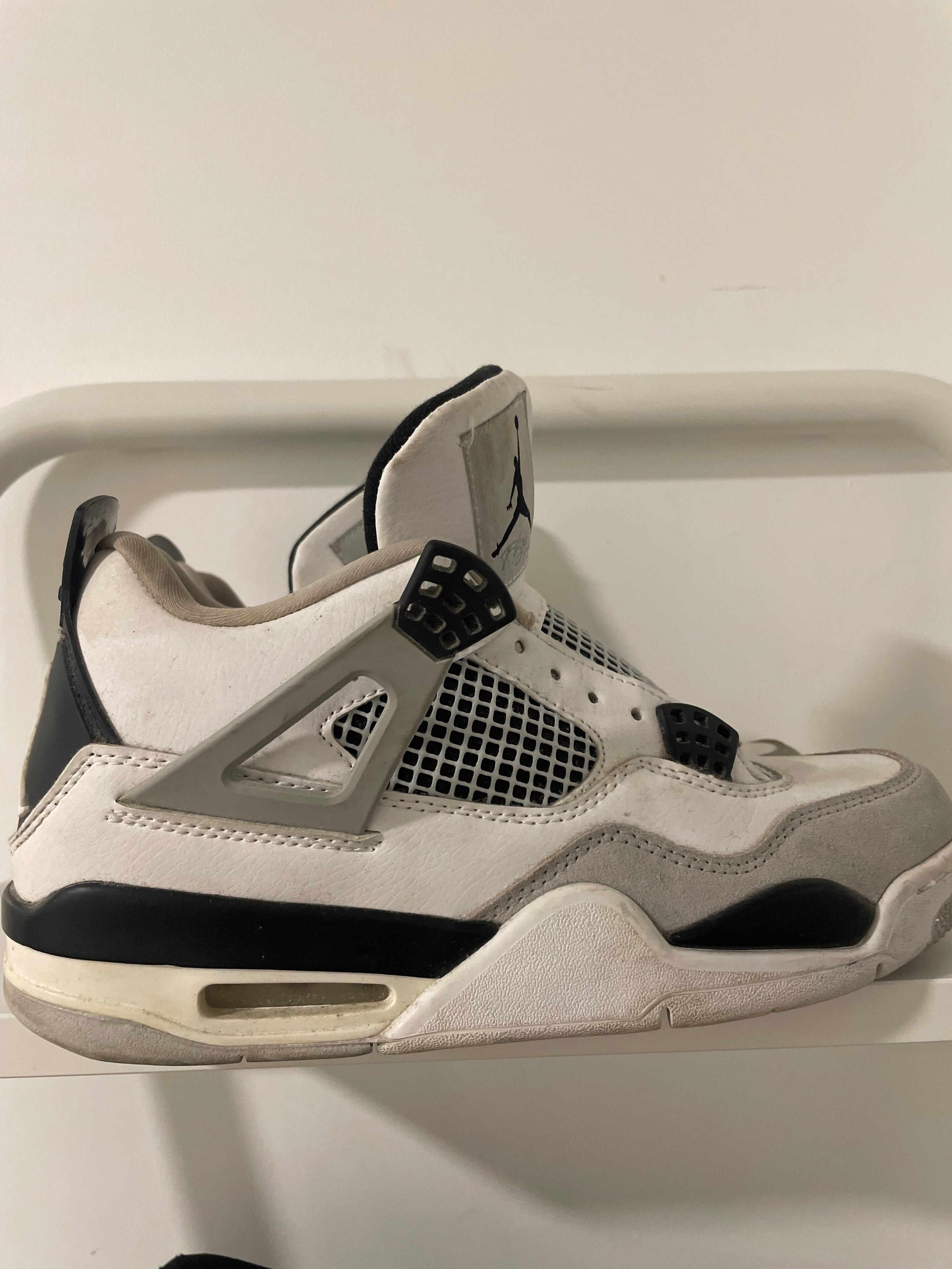 Jordan 4 usada sem atacadors