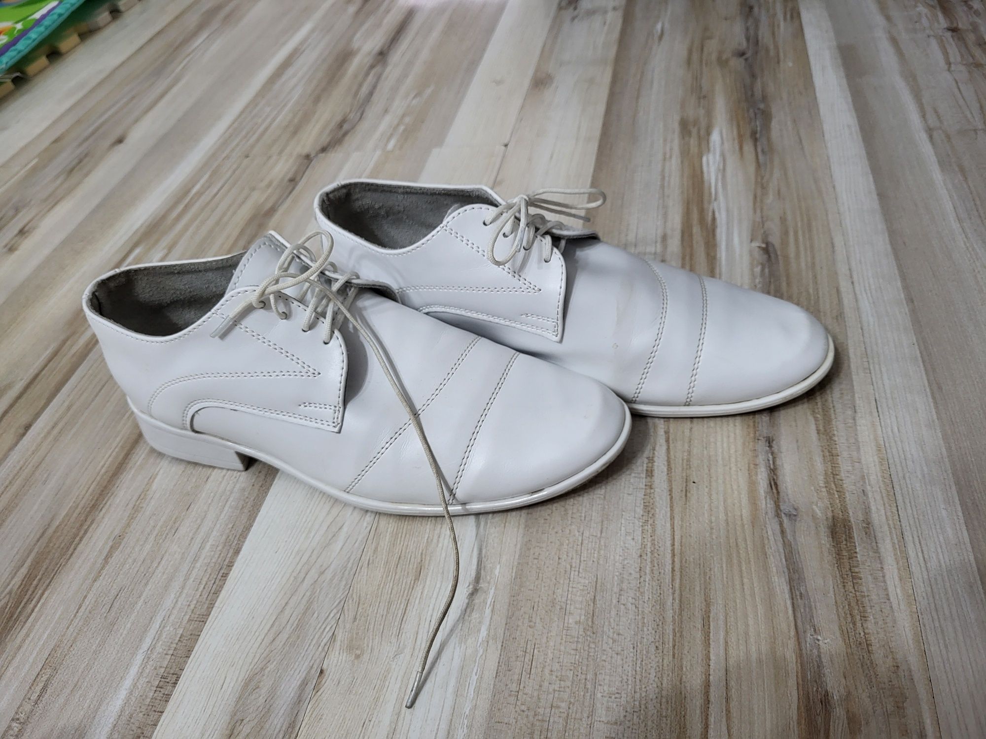 Buty komunijne białe r34  polskie