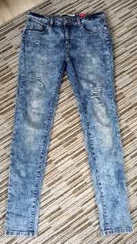 Jeansy z wysokim stanem nakrapiane przetarcia slim Reserved M