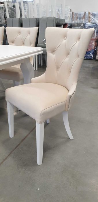 Krzesło do salonu jadalni beżowe wygodne z kołatką pikowane Producent