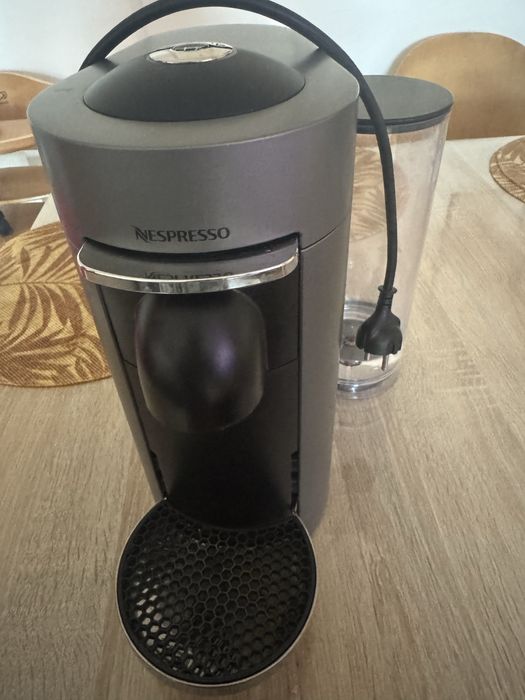 Maquina Nespresso Vertuo Plus automatica