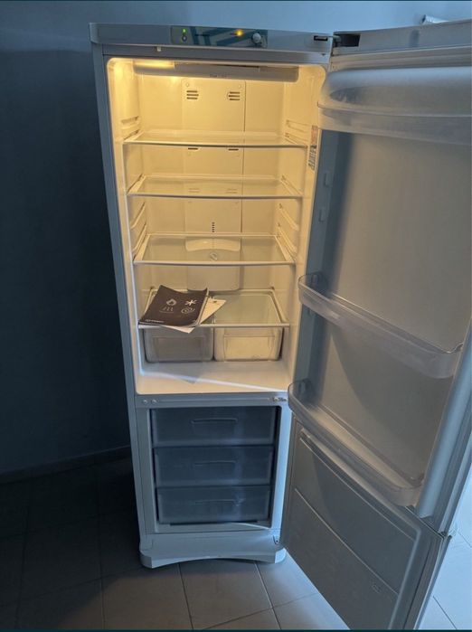 Продам дешевий холодильник б/у Indesit TI22W NoFrost.Робочий.Доставлю.