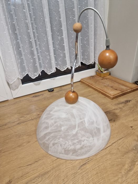 Lampa kuchenna z dużym, szklanym kloszem