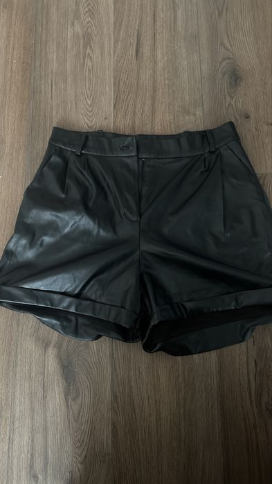 Шкіряні шорти.