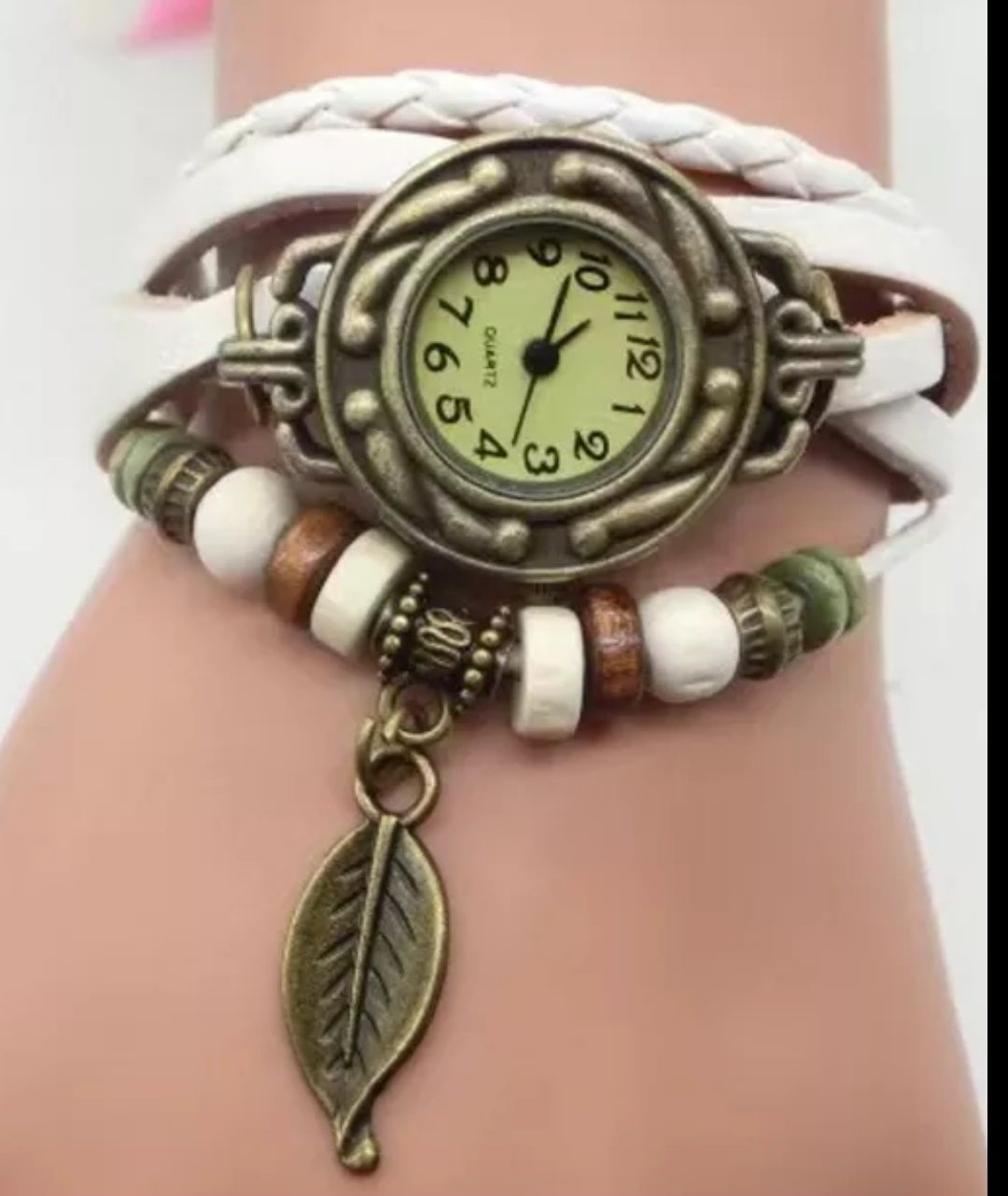 Biały zegarek damski z biżuterią vintage