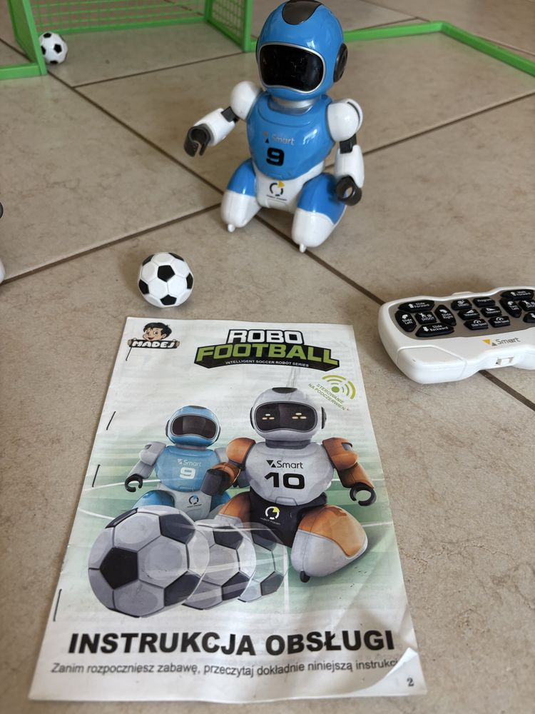 Roboty Knabo grające w piłkę nożną sterowane , piłka, robot