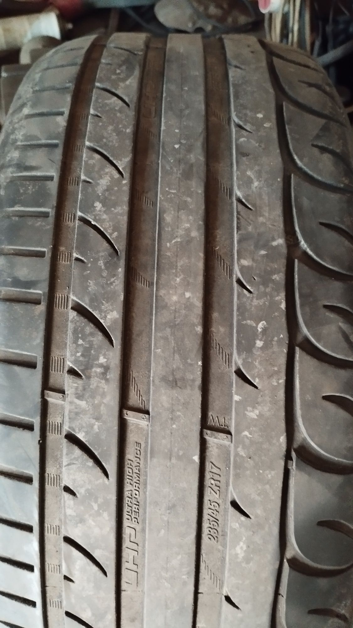 Продам комплект бу шин 235/45 R17