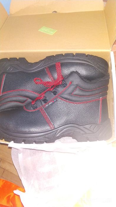 Buty robocze rozmiar 46 . Dwie pary