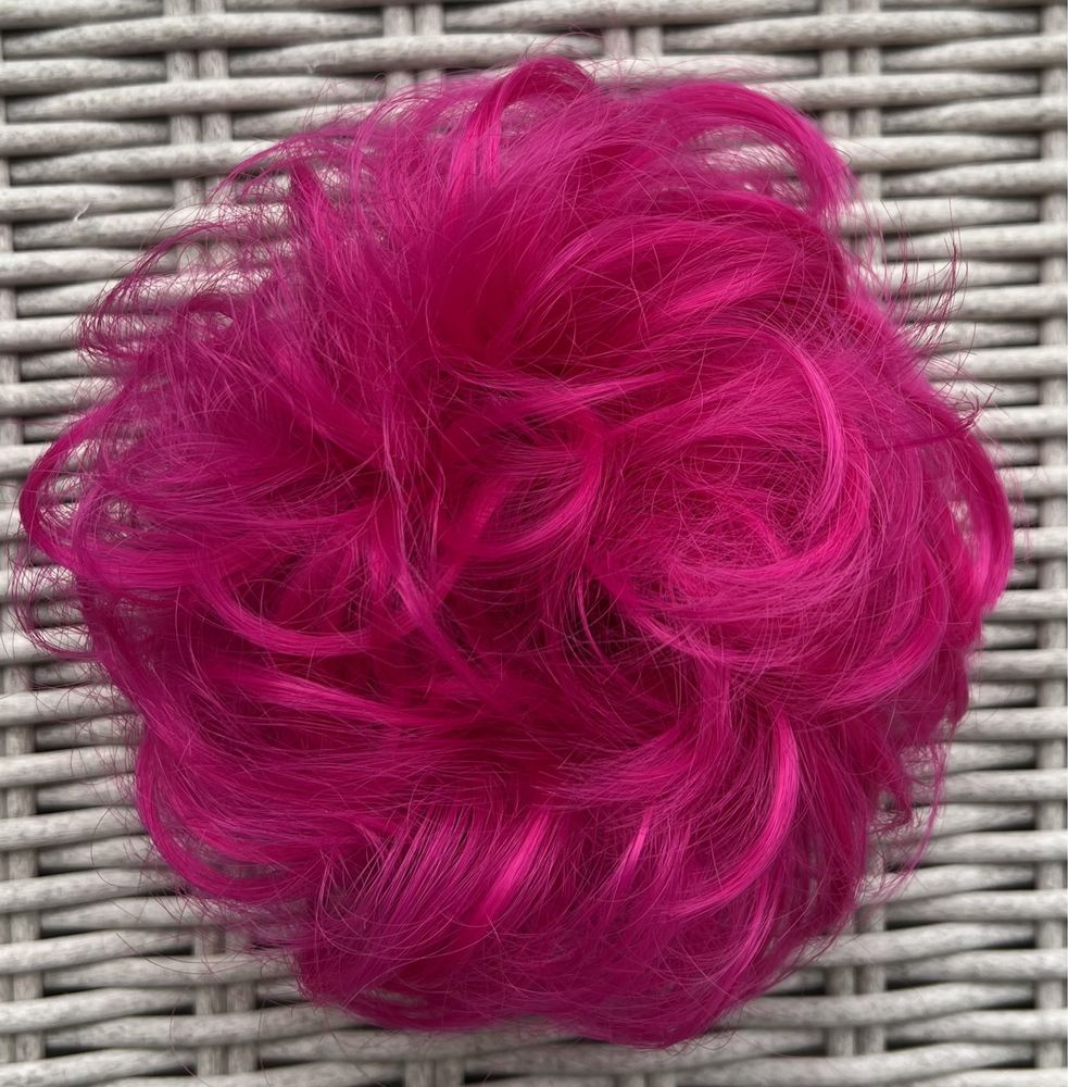 Włosy doczepiane, różowy kok na gumce