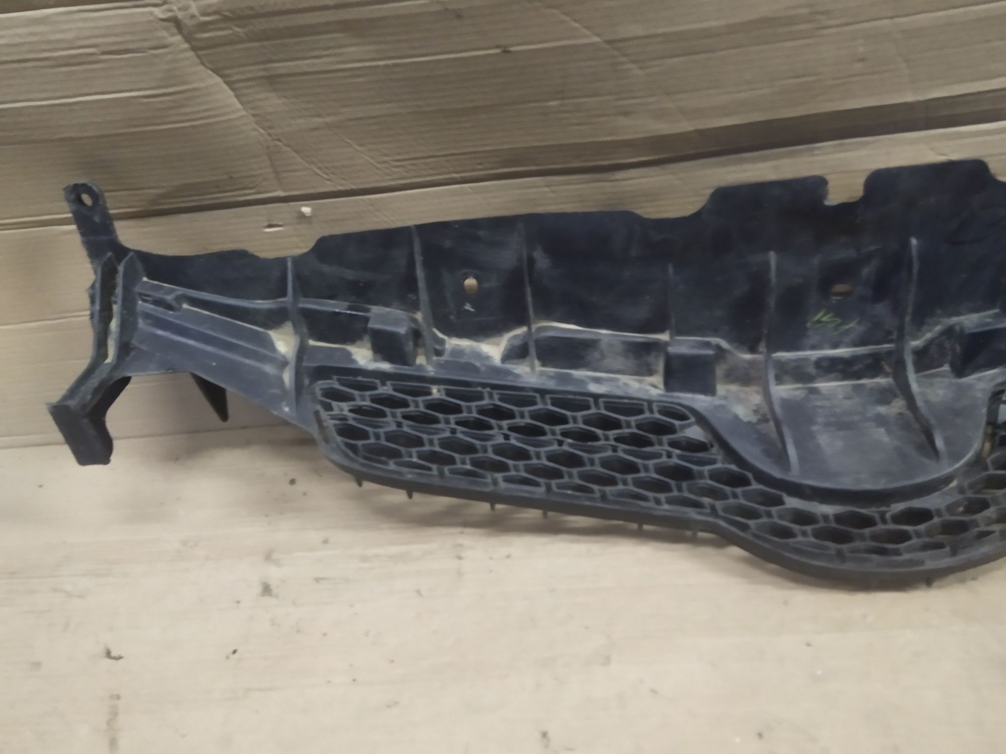 Toyota Auris I 07-10 grill atrapa kratka zderzaka przód