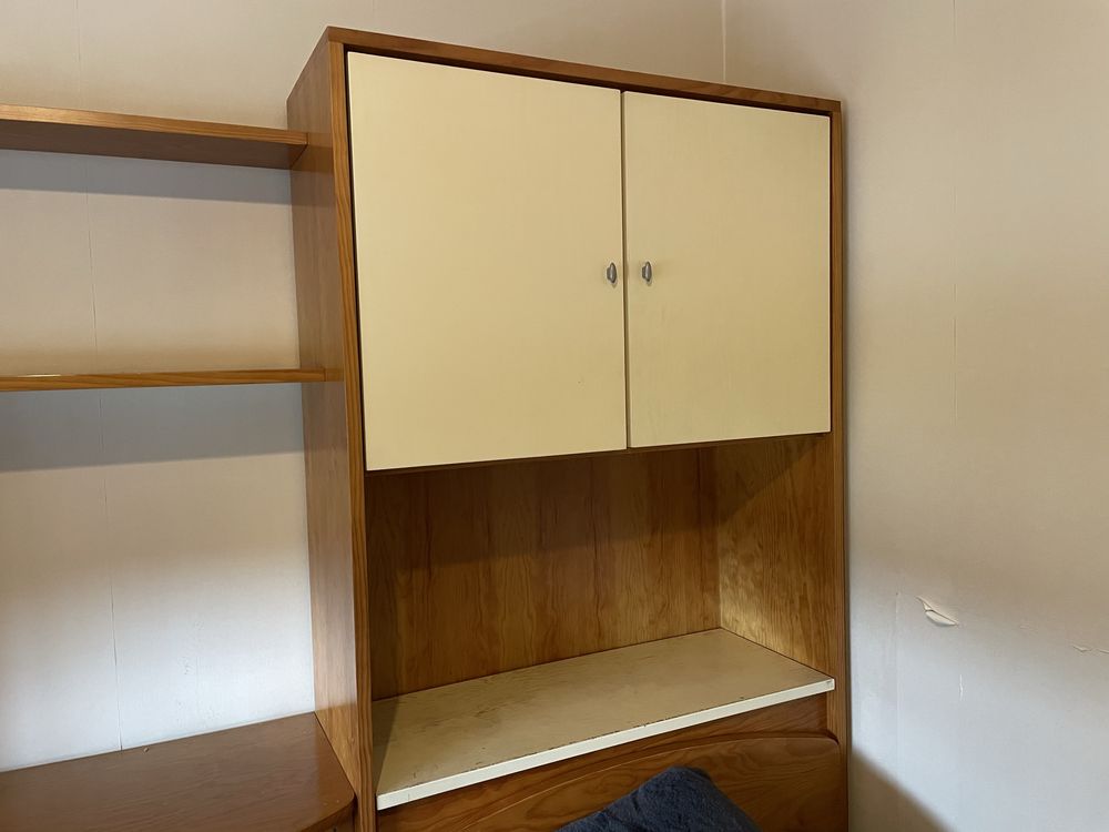 Quarto de solteiro tipo estudio em madeira de pinho com portas lacadas